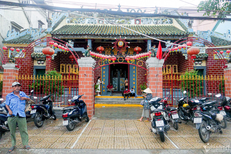 Пагода Онг, расположенная на оживленной пристани Нинькиеу, привлекает посетителей своей уникальной архитектурой. Пагода Онг, расположенная на оживленной пристани Нинькиеу, привлекает посетителей своей уникальной архитектурой.