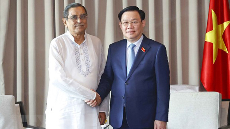 Председатель НС Выонг Динь Хюэ и Председатель Рабочей партии, Председатель комитета социального обеспечения Национальной ассамблеи Бангладеш Рашед Хан Менон. Фото: ВИА