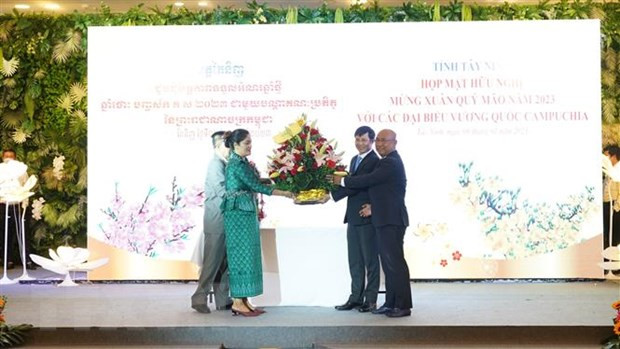 Руководители Камбоджи поздравляют руководителей провинции Тэйнинь с наступающим Новым годом по лунному календарю. Фото: ВИА Руководители Камбоджи поздравляют руководителей провинции Тэйнинь с наступающим Новым годом по лунному календарю. Фото: ВИА