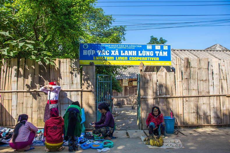 Кооператив льняного ткачества Лунгтам был основан в 2001 году и стал не только местом для сохранения и развития уникальной культуры, помогающим увеличить доходы местных жителей, но и местом, куда приезжают многие иностранные туристы. Кооператив льняного ткачества Лунгтам был основан в 2001 году и стал не только местом для сохранения и развития уникальной культуры, помогающим увеличить доходы местных жителей, но и местом, куда приезжают многие иностранные туристы.