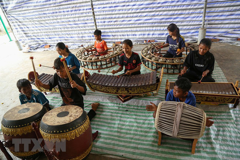 Дети репетируют с пентатоническим оркестром в пагоде Каот.