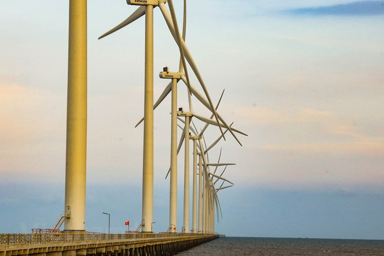 Наблюдая за зрелищем на рассвете и закате в этом месте, вы словно заблуждаетесь в ветроэнергетическом поле под мирным и романтичным европейским небом.