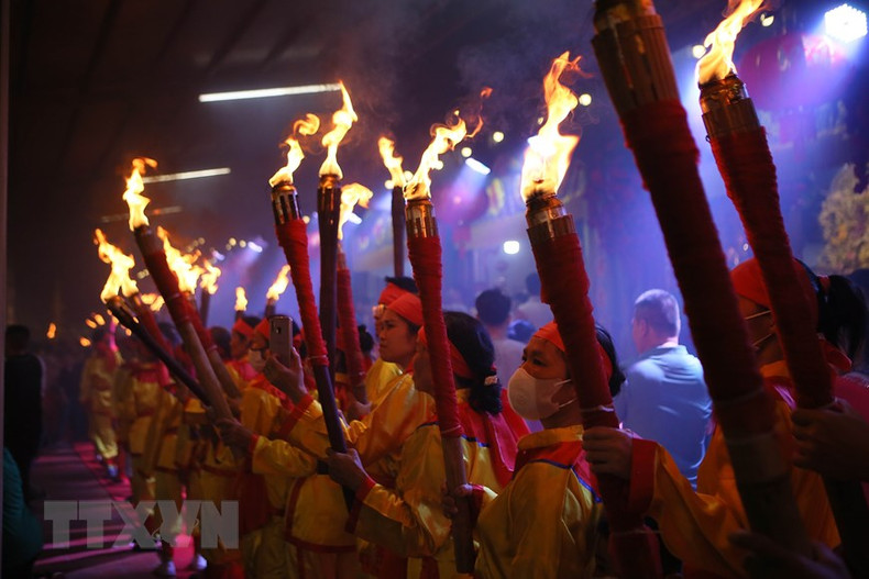 Все факелы зажжены. Все факелы зажжены.