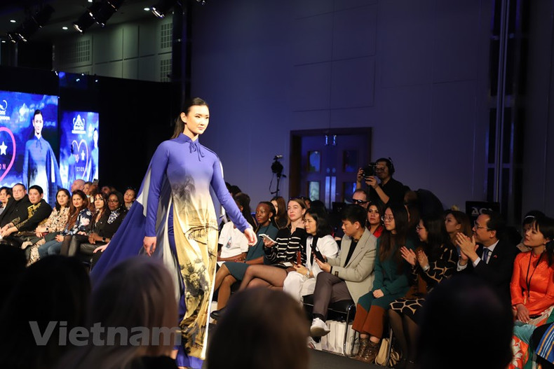 Коллекция платьев «аозай» представлена в исполнении международных моделей и вьетнамских красавиц в Великобритании. Фото: vietnamplus.vn Коллекция платьев «аозай» представлена в исполнении международных моделей и вьетнамских красавиц в Великобритании. Фото: vietnamplus.vn