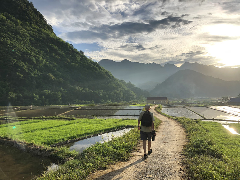 Утренняя прогулка по рисовым полям в Пулуонге. Фото: Лиен Хоа Утренняя прогулка по рисовым полям в Пулуонге. Фото: Лиен Хоа