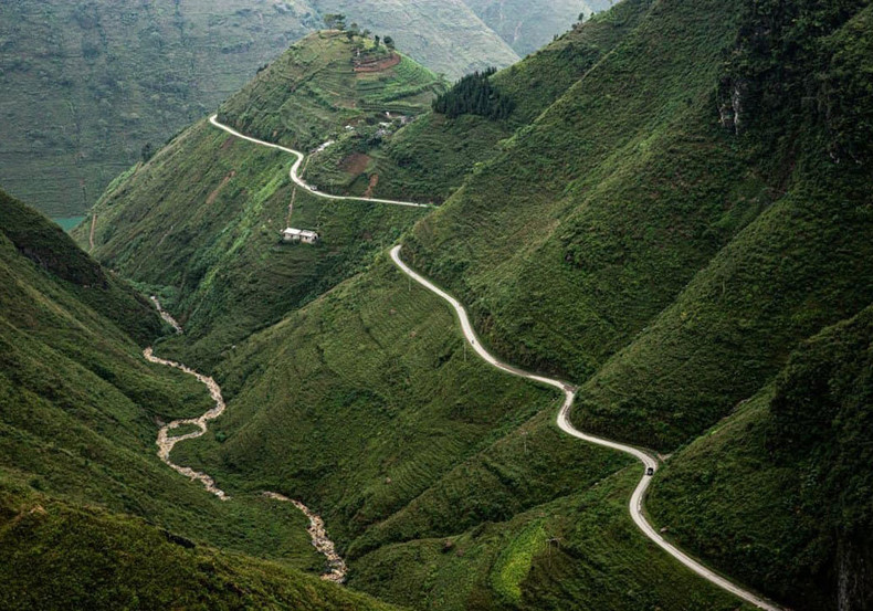 Аэрофотоснимок перевала Мапиленг. Это один из четырех великих перевалов на севере Вьетнама, соединяющий городок Хажанг, уезды Донгван и Меовак.