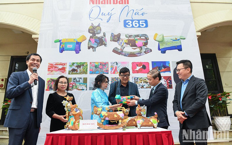 Аукцион для поддержки бедных детей и жертв эпидемии Covid-19. Фото: Тхань Дат