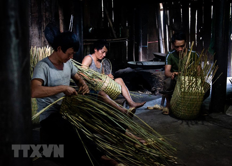 Из поколения в поколение плетение заплечного короба не только способствует сохранению уникального традиционного ремесла, но и обеспечивает средства к существованию, помогая жителям народности Хмонг сократить бедность. Из поколения в поколение плетение заплечного короба не только способствует сохранению уникального традиционного ремесла, но и обеспечивает средства к существованию, помогая жителям народности Хмонг сократить бедность.