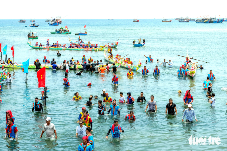 Гонщики и местные жители на Фестивале.