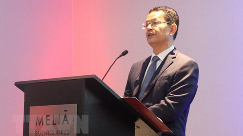 Посол Вьетнама в Аргентине Зыонг Куок Тхань выступает на мероприятии. Фото: ВИА Посол Вьетнама в Аргентине Зыонг Куок Тхань выступает на мероприятии. Фото: ВИА