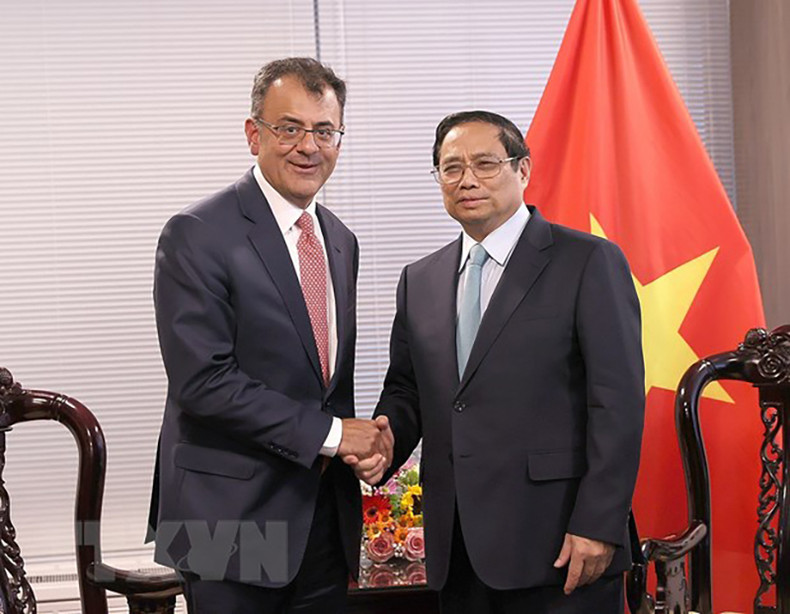 Глава вьетнамского Правительства принимает Карана Бхатиа, Вице-президента по связям с правительством и государственной политике Google. Фото: ВИА Глава вьетнамского Правительства принимает Карана Бхатиа, Вице-президента по связям с правительством и государственной политике Google. Фото: ВИА