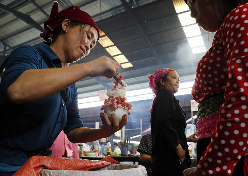 Пятицветный клейкий рис народности Тэй на рынке Меовак. Пятицветный клейкий рис народности Тэй на рынке Меовак.