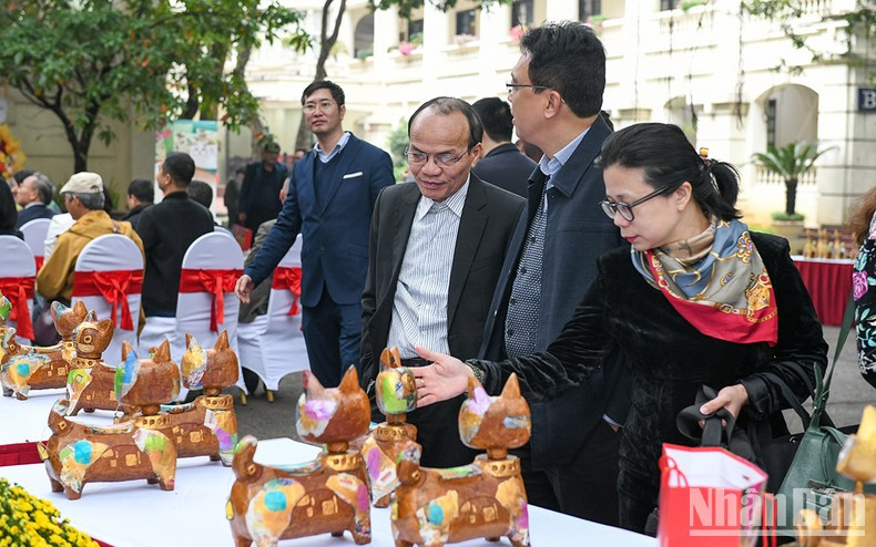 Посетители выставки. Фото: Тхань Дат