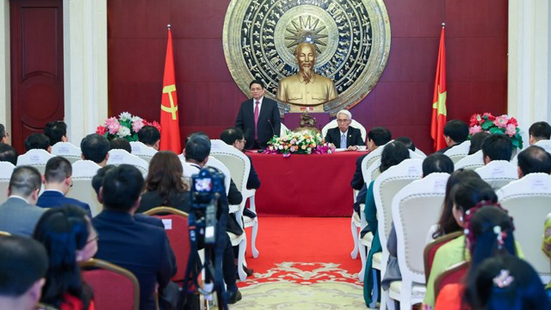 Премьер-министр на встрече с сотрудниками Посольства Вьетнама в Китае и представителями вьетнамской общины в Китае. Фото: Нят Бак Премьер-министр на встрече с сотрудниками Посольства Вьетнама в Китае и представителями вьетнамской общины в Китае. Фото: Нят Бак