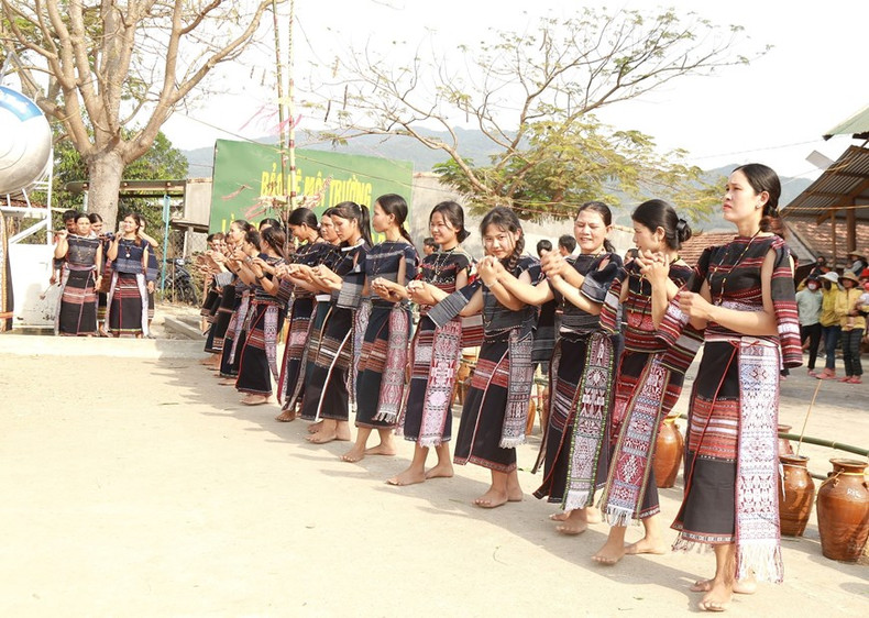 Девушки деревни Пранг исполняют танец Соанг на церемонии Шомакотям.