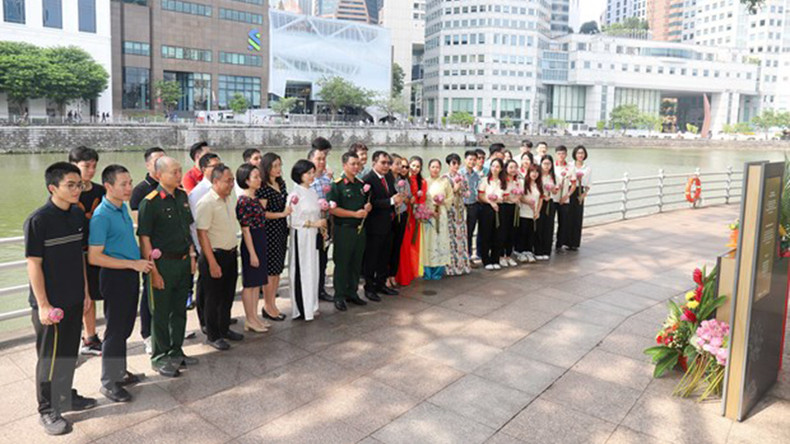 Церемония возложения цветов к памятнику Президенту Хо Ши Мину в Сингапуре. Фото: ВИА Церемония возложения цветов к памятнику Президенту Хо Ши Мину в Сингапуре. Фото: ВИА