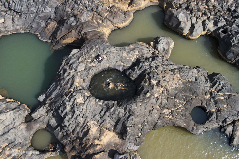 Каменистый пляж расположен рядом с плотиной гидроэлектростанции Хтян.