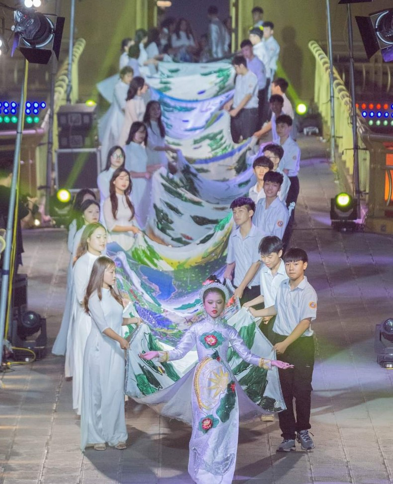 Платье «аозай» «Ноншонггамвок» изображает 30 вьетнамских живописных достопримечательностей.