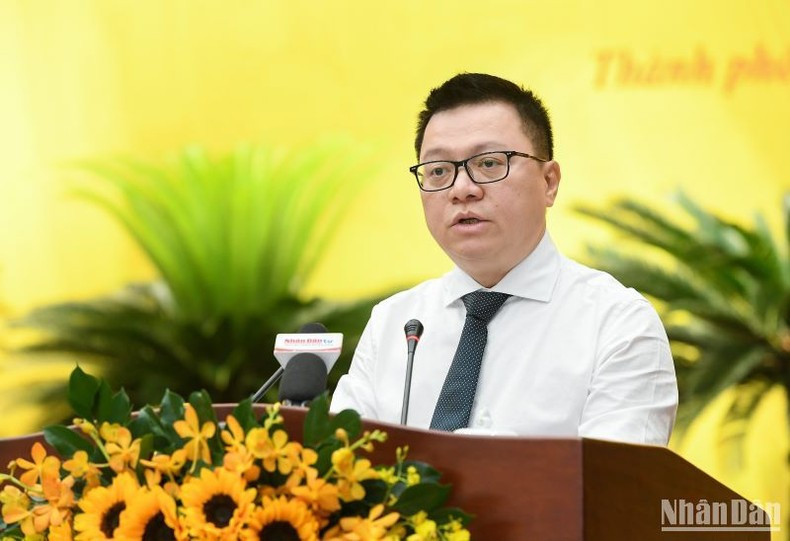 Главный редактор газеты «Нянзан» Ле Куок Минь выступает на конференции. Фото: Тхань Дат Главный редактор газеты «Нянзан» Ле Куок Минь выступает на конференции. Фото: Тхань Дат