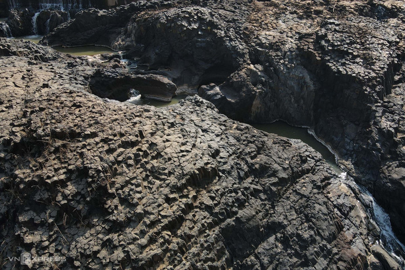 Каменный пляж имеет площадь около 3 га, находится примерно в 45 км от центра города Плейку. К нему ведет бетонная дорога со многими крутыми и извилистыми участками.