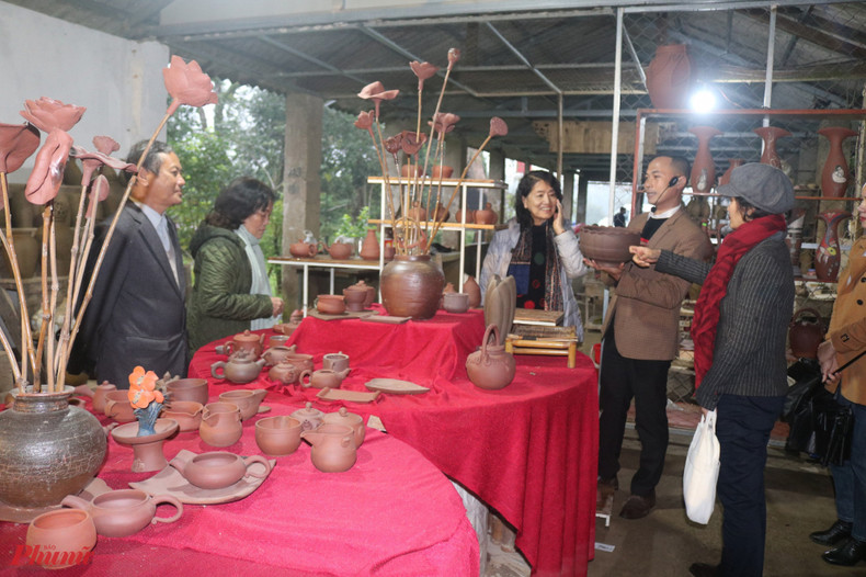 Посетители знакомятся с керамическими изделиями Фыоктить. Посетители знакомятся с керамическими изделиями Фыоктить.