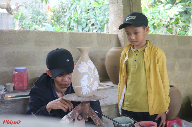 Посетители деревни смогут узнать об уникальных керамических продуктах Фыоктить и послушать рассказы ремесленников о возрождении, сохранении данного ремесла в деревне. Посетители деревни смогут узнать об уникальных керамических продуктах Фыоктить и послушать рассказы ремесленников о возрождении, сохранении данного ремесла в деревне.