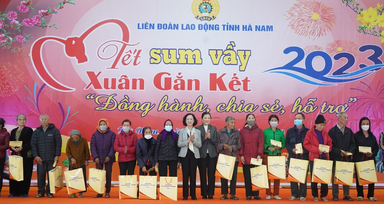 Товарищ Чыонг Тхи Май вручает подарки жителям провинции Ханам. Товарищ Чыонг Тхи Май вручает подарки жителям провинции Ханам.