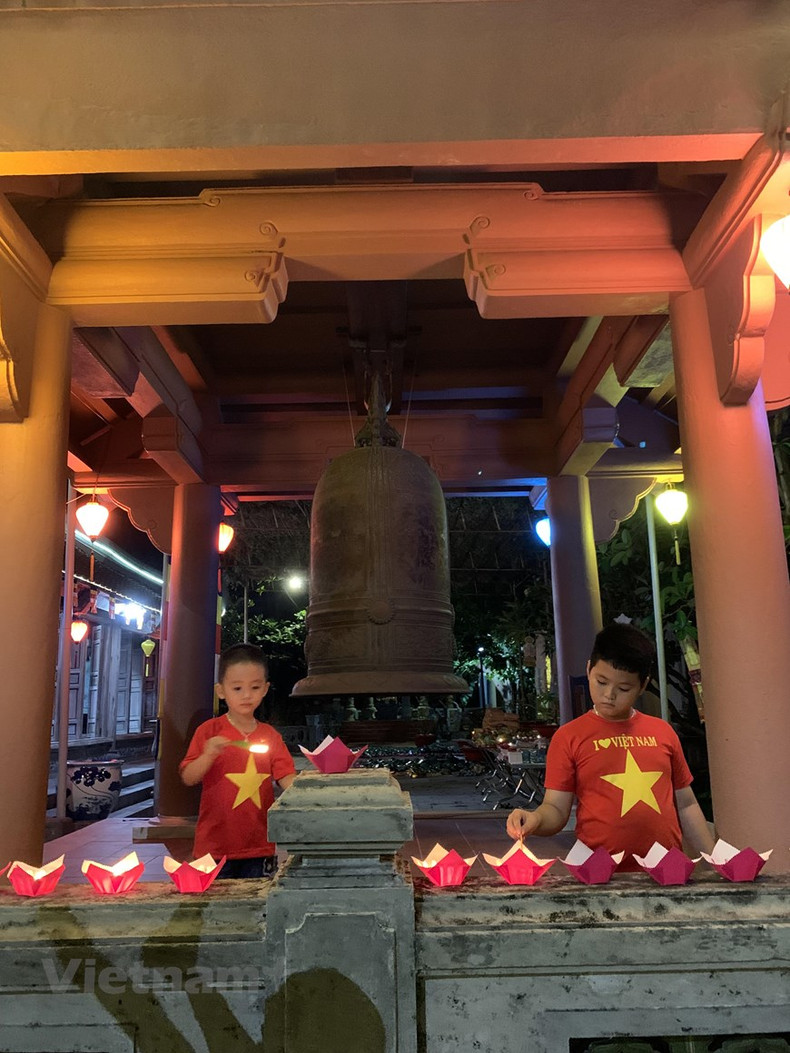 Дети на острове зажигают цветочные фонари во время панихиды. Дети на острове зажигают цветочные фонари во время панихиды.