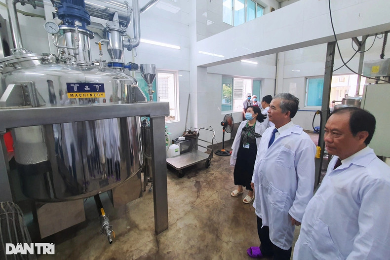 Фармацевтическое отделение при больнице народной медицины города Хошимина получило сертификат о том, что отделение отвечает стандартам GMP ВОЗ. Фото: dantri.com