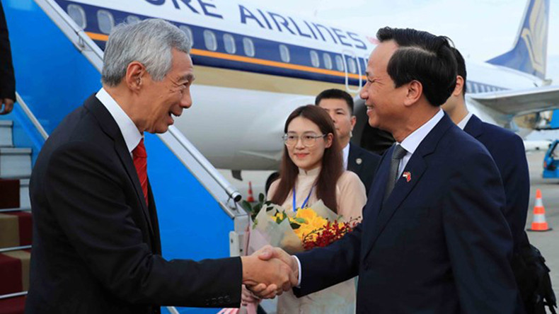 Министр труда, инвалидов войны и социального обеспечения Дао Нгок Зунг встречает Премьер-министра Сингапура в аэропорту. Фото: ВИА Министр труда, инвалидов войны и социального обеспечения Дао Нгок Зунг встречает Премьер-министра Сингапура в аэропорту. Фото: ВИА