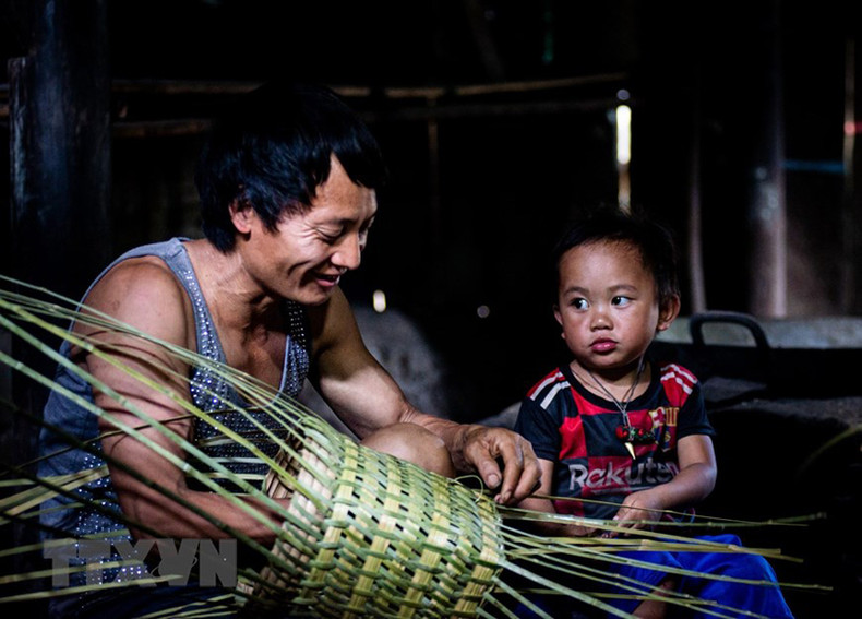 Плетение заплечного короба – привычное занятие в повседневной жизни народности Хмонг. Плетение заплечного короба – привычное занятие в повседневной жизни народности Хмонг.