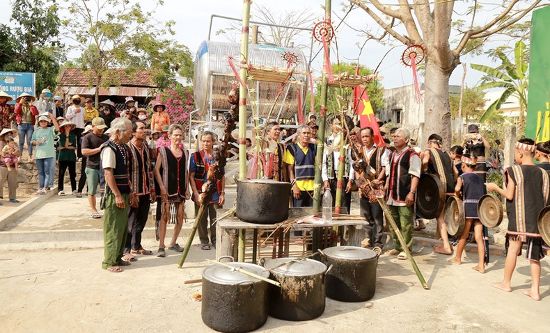 Совет старейшин деревни Пранг состоит из 9 авторитетных членов, которые выполняют церемонию поклонения Шомакотям.