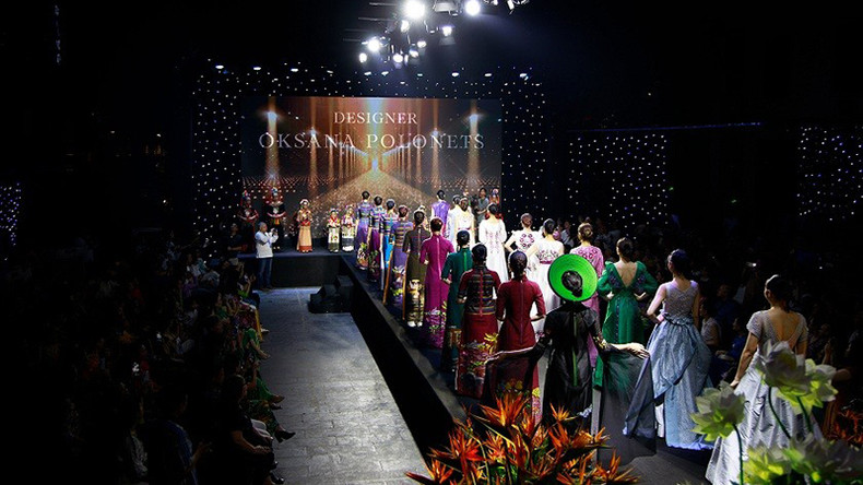 «Аозай» и вышиванка изящны и в то же время роскошны. Фото: baoquocte.vn/Оргкомитет программы «Аозай» и вышиванка изящны и в то же время роскошны. Фото: baoquocte.vn/Оргкомитет программы