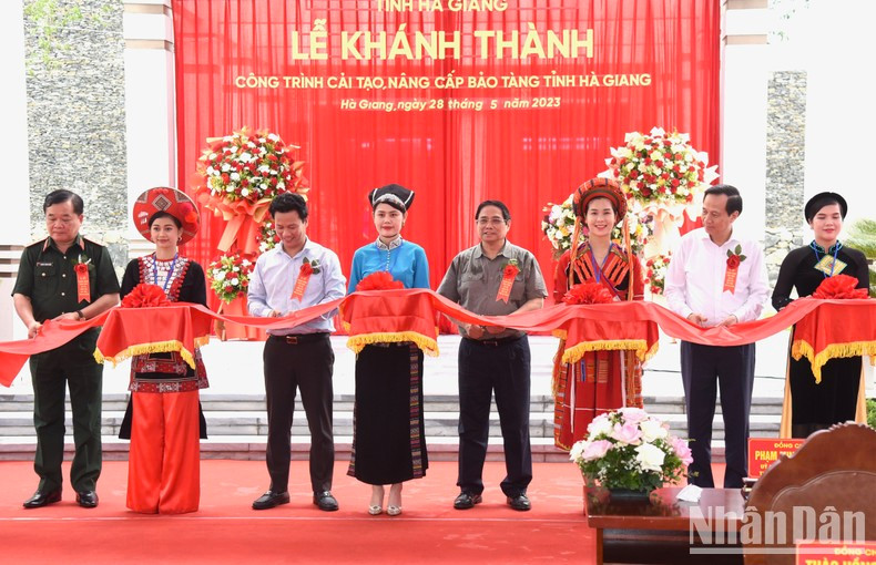 Церемония разрезания красной ленты в знак открытия проекта. Фото: Чан Хай