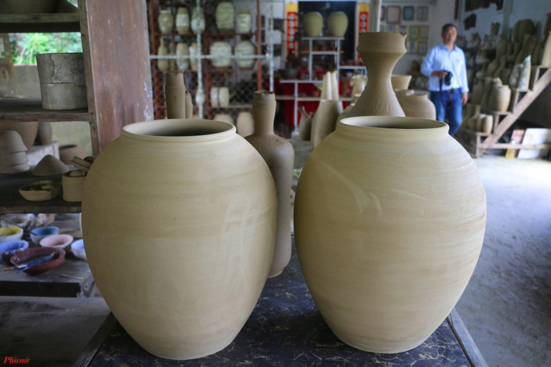 Керамическая посуда Фыоктить славится своей неэмалированной, прочной, гладкой поверхностью, которую легко узнать по темно-коричневому цвету глины, обожженной в огне. Керамическая посуда Фыоктить славится своей неэмалированной, прочной, гладкой поверхностью, которую легко узнать по темно-коричневому цвету глины, обожженной в огне.