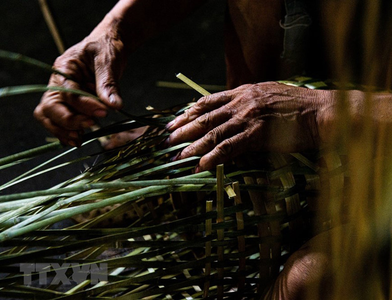 В пересеченной гористой местности заплечный короб считается неразлучимым «другом» на спине жителей народности Хмонг, сопровождая их в поле и на рынок. В пересеченной гористой местности заплечный короб считается неразлучимым «другом» на спине жителей народности Хмонг, сопровождая их в поле и на рынок.