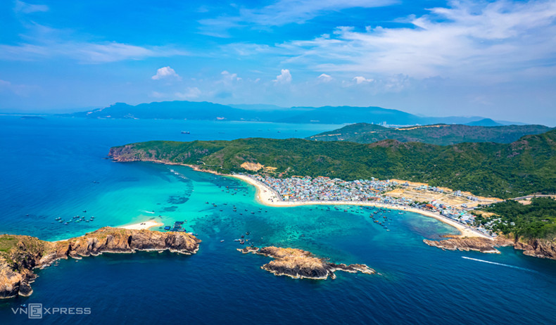 Вид сверху на общину Ньонхай и островок Хонкхо (слева). Вид сверху на общину Ньонхай и островок Хонкхо (слева).