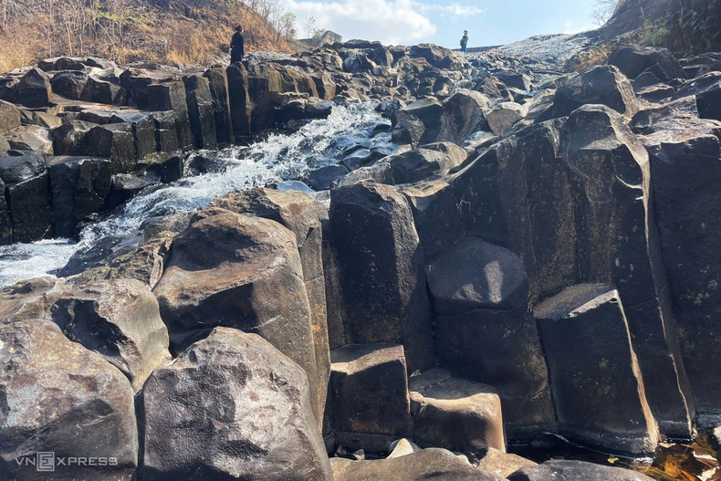 Каменные скалы здесь находятся под сильным изношенным воздействием реки Аюн, что привело к созданию причудливых форм.