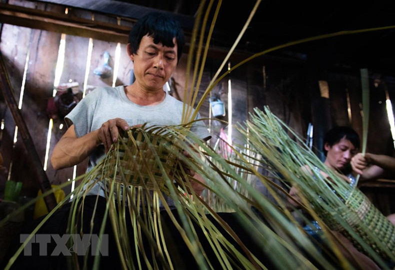 Для представителей народности Хмонг среди предметов, связанных с повседневной жизнью, заплечный короб считается «неотделимым» предметом. Для представителей народности Хмонг среди предметов, связанных с повседневной жизнью, заплечный короб считается «неотделимым» предметом.