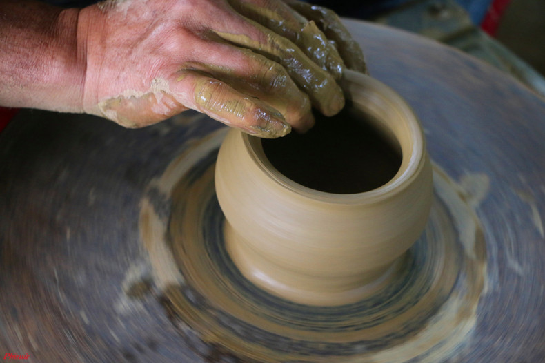 Здесь изготавливают такую кухонную посуду, как горшки, горшки для варки риса. Здесь изготавливают такую кухонную посуду, как горшки, горшки для варки риса.