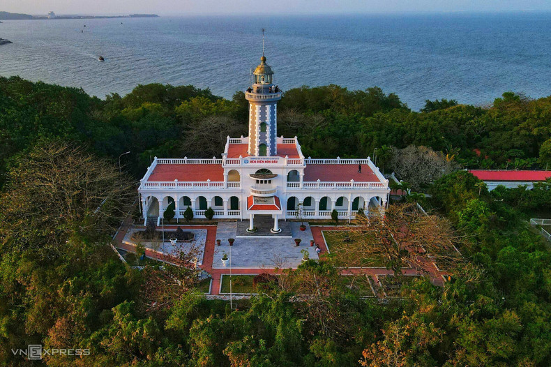 На острове Зау также находится маяк, ведущий судна в порт Хайфон. Это сооружение было спроектировано и построено французским архитектором в 1892 году и введено в эксплуатацию в июне 1898 года. На острове Зау также находится маяк, ведущий судна в порт Хайфон. Это сооружение было спроектировано и построено французским архитектором в 1892 году и введено в эксплуатацию в июне 1898 года.
