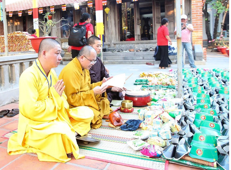 Панихида по героям, павшим бойцам и соотечественникам, погибшим на водах архипелага Чыонгша. Панихида по героям, павшим бойцам и соотечественникам, погибшим на водах архипелага Чыонгша.