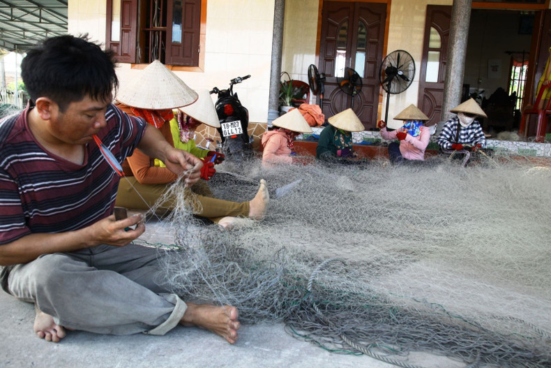 Жители провинции Намдинь вяжут сети для ловли рыб. Фото: Главное управление туризма Жители провинции Намдинь вяжут сети для ловли рыб. Фото: Главное управление туризма