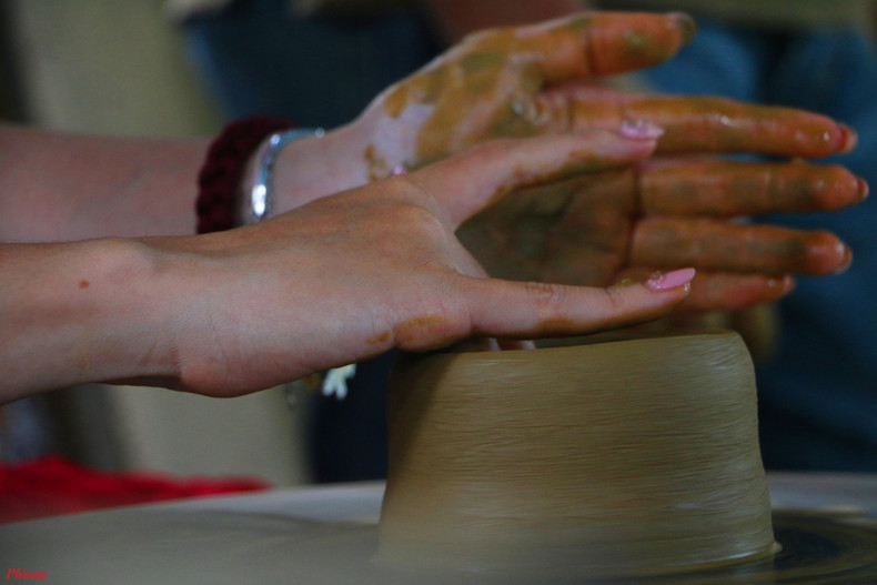 Посетители могут своими руками слепить простые изделия. Посетители могут своими руками слепить простые изделия.