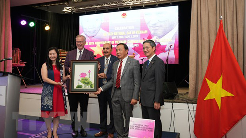 Руководители провинции Британской Колумбии поздравляют Генеральное консульство Вьетнама в Ванкувере. Фото: ВИА Руководители провинции Британской Колумбии поздравляют Генеральное консульство Вьетнама в Ванкувере. Фото: ВИА