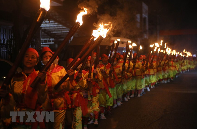 Тысячи факелов пронесли жители общины Кимтхай вокруг Храмового комплекса Заи. Тысячи факелов пронесли жители общины Кимтхай вокруг Храмового комплекса Заи.