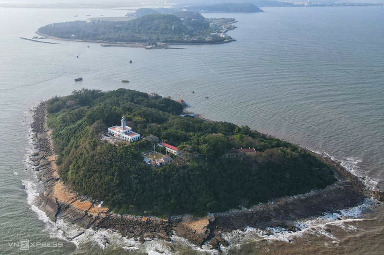 Остров Зау или остров Хонзау входит в район Дошон города Хайфон и находится примерно в 700 метрах от материка. Остров Зау или остров Хонзау входит в район Дошон города Хайфон и находится примерно в 700 метрах от материка.