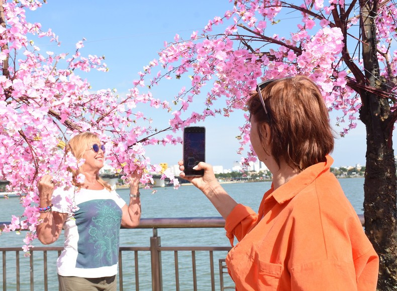 Цветочная улица привлекает иностранных посетителей. Цветочная улица привлекает иностранных посетителей.