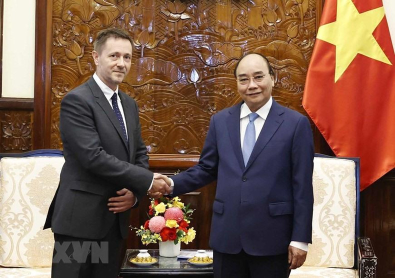 Президент Нгуен Суан Фук принимает Посла Венгрии во Вьетнаме Балогди Тибора. Фото: VNA Президент Нгуен Суан Фук принимает Посла Венгрии во Вьетнаме Балогди Тибора. Фото: VNA