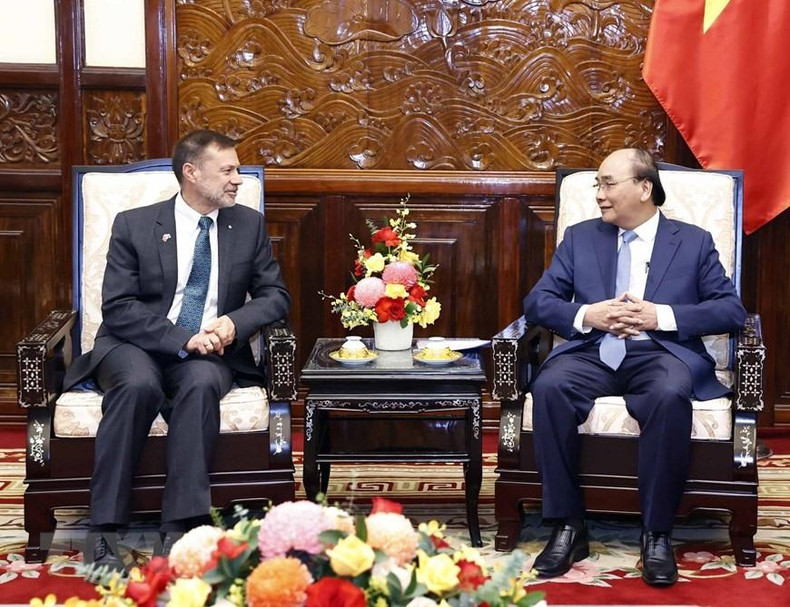 Президент Нгуен Суан Фук и Посол Австралии Эндрю Джон Лех Голедзновски. Фото: VNA Президент Нгуен Суан Фук и Посол Австралии Эндрю Джон Лех Голедзновски. Фото: VNA
